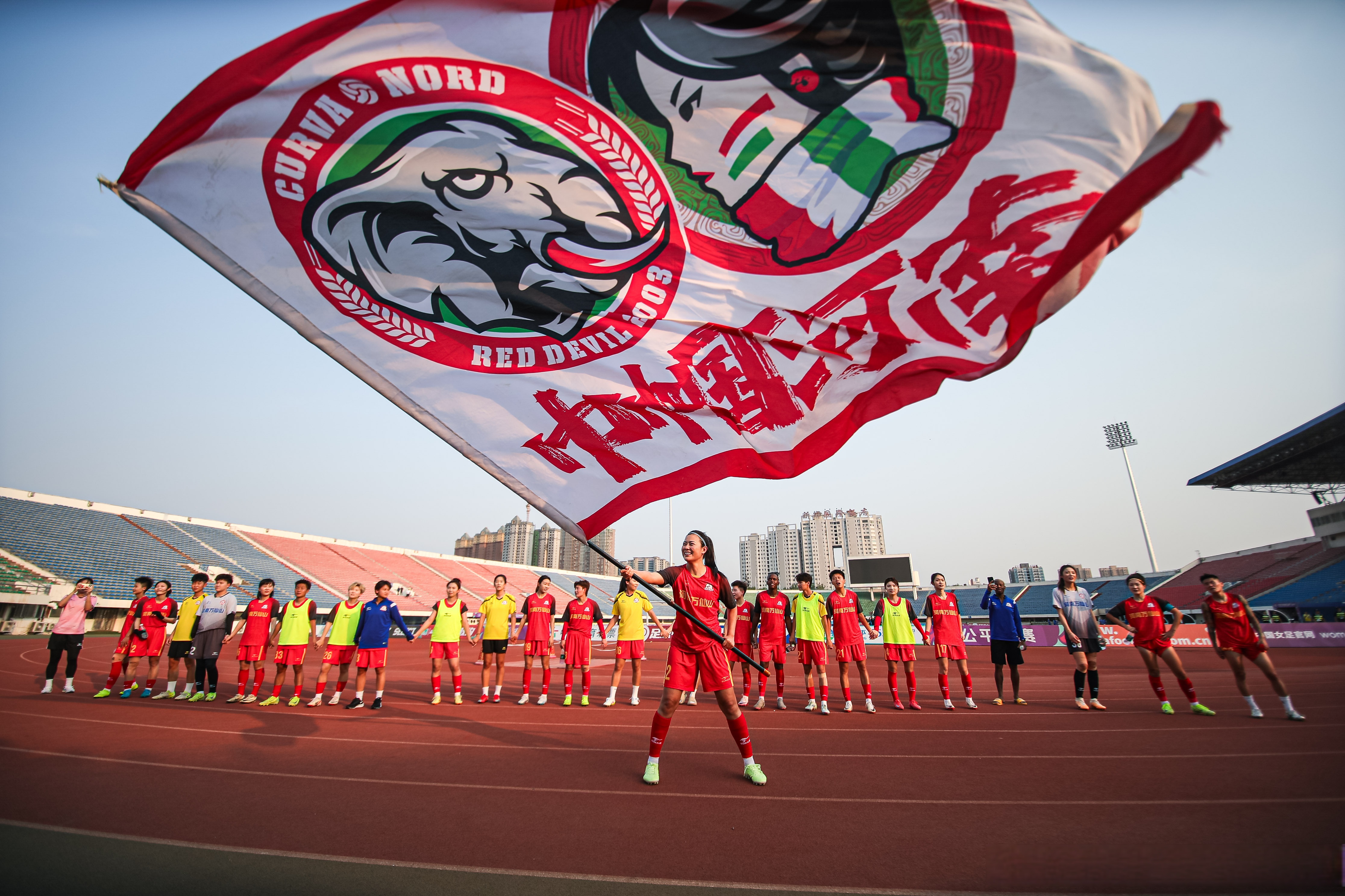 熊猫体育官网网址-赛地聚焦：全明星赛窗口期热度飙升；明尼苏达森林狼门线救险；压力陡增；资深球员宣示担当